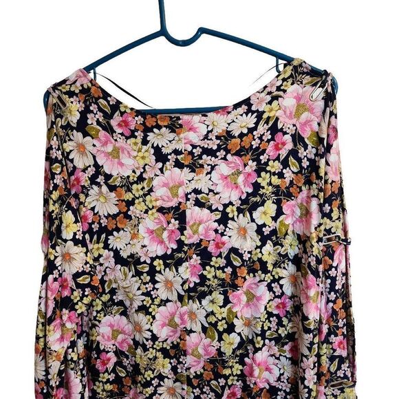 Cable & Gauge Large Spring Floral Cold Shoulder Sharkbite Hem 3/4 Sleeve Top - Picture 6 of 8